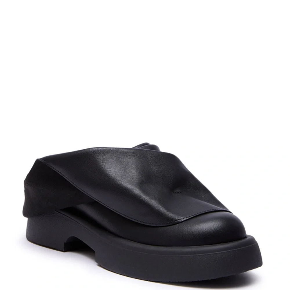 AZALEA WANG Black Vegan Leather Ruched Flats - Picture 5 of 6